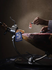 Corte de jamón de bellota 100% ibérico Cinco Jotas 5J en máquina profesional