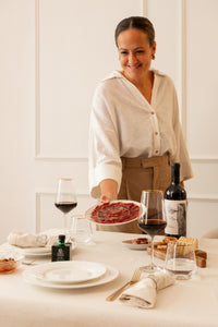 Mireia Sanchis sirviendo jamón de bellota 50% ibérico Eduardo Hernández en una mesa con vino